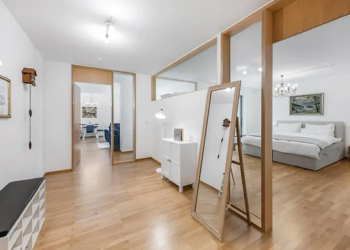 Zwei Im Stadtzentrum Mit Tiefgaragenplatz *
